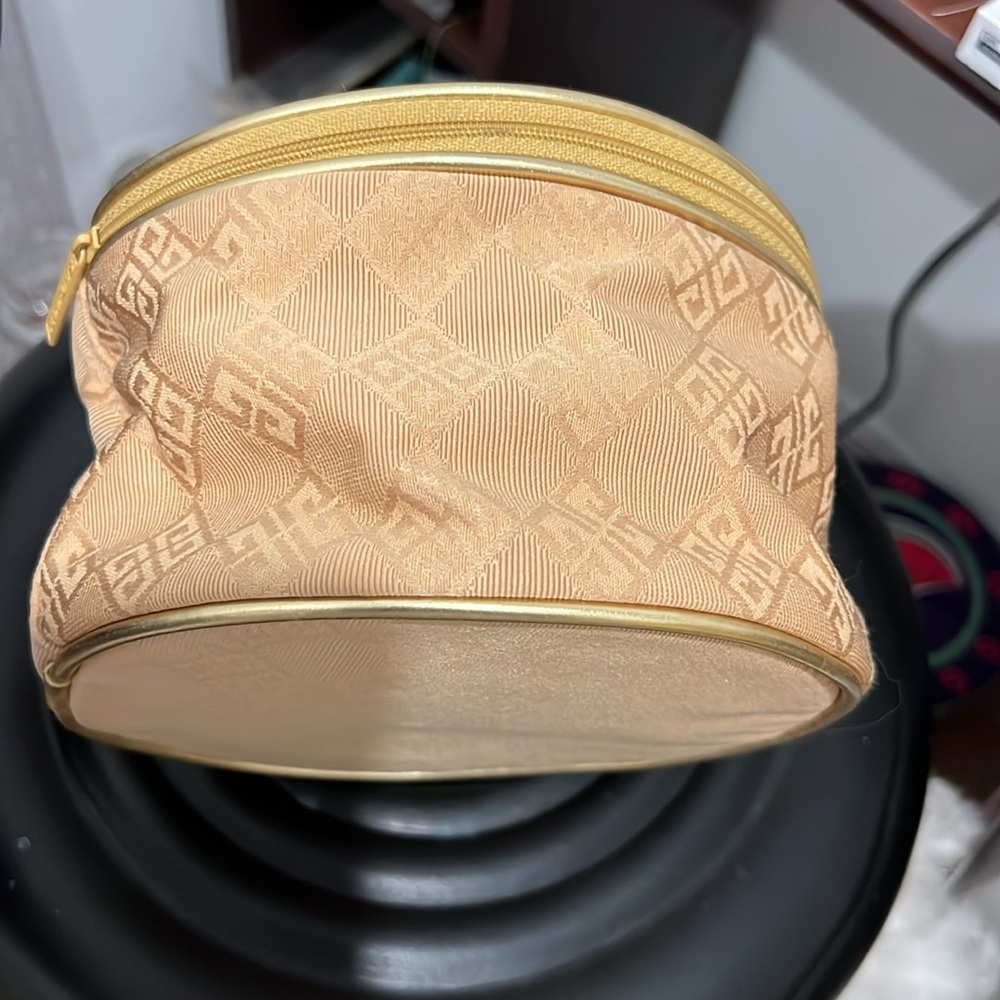 Givenchy - Picture 3 of 10